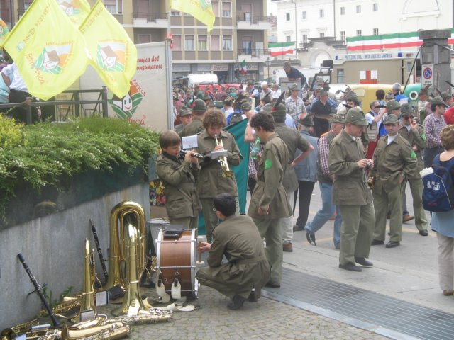 mettiamogiiferrieaspettiamo.jpg